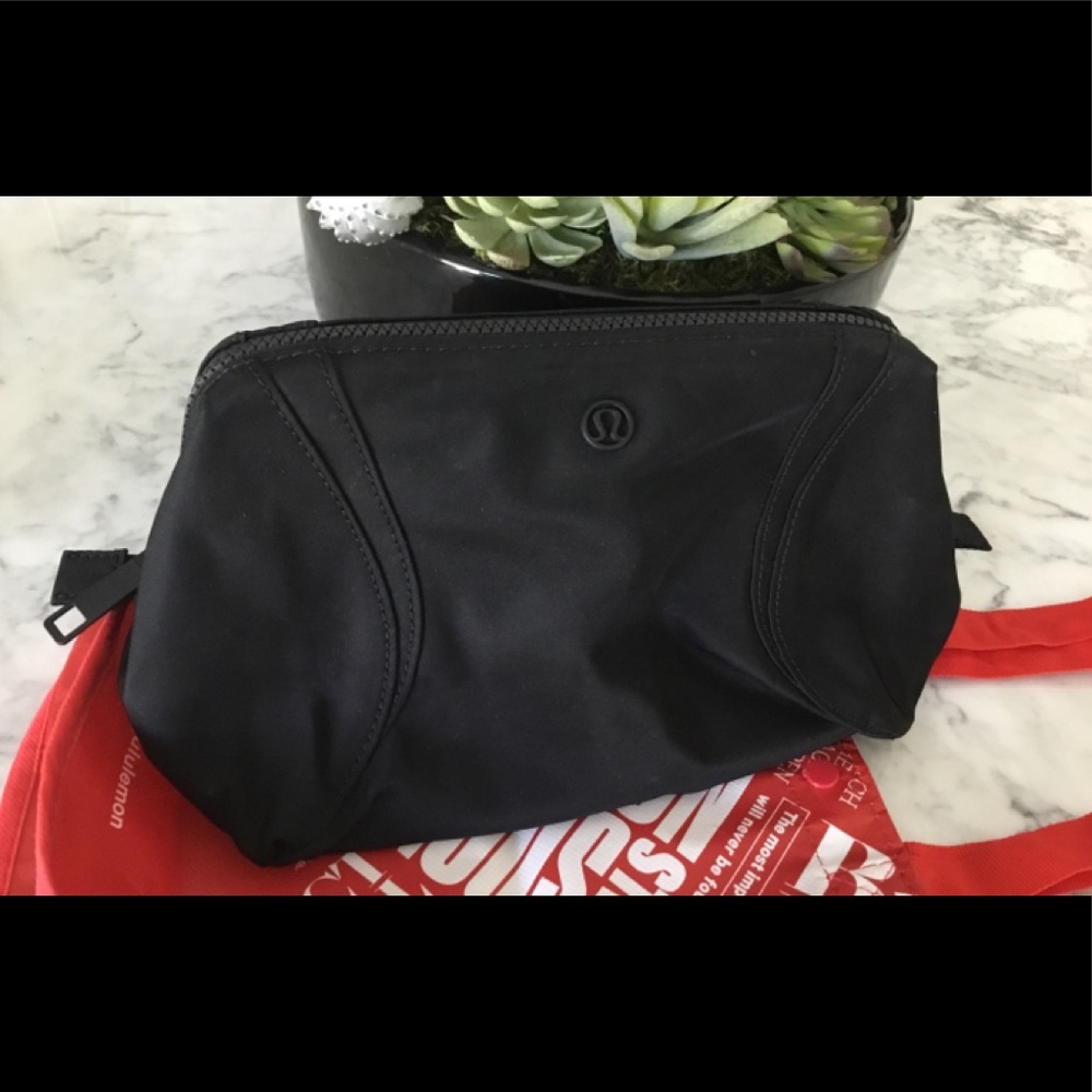 Lululemon makeup bag 11x6 never been used.